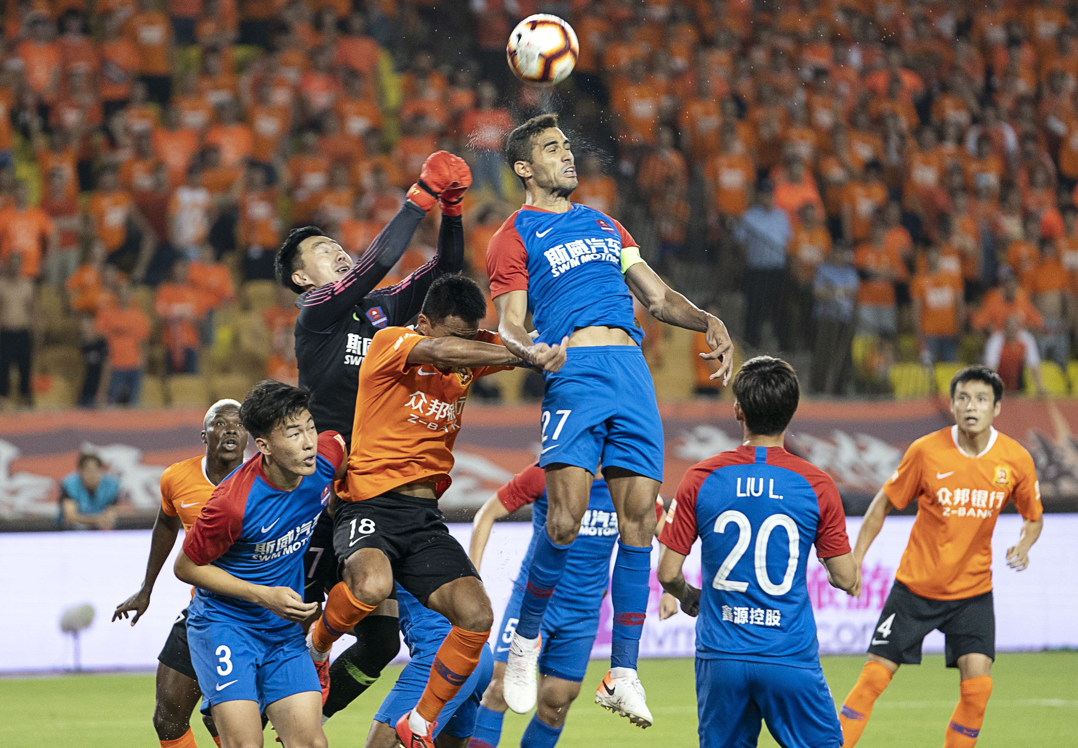 开元棋牌-重庆斯威与恒大的足球比赛图文直播